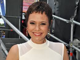 Hun vandt det schweiziske melodi grandprix i 2002 med dans le jardin de mon ame og deltog dermed i eurovision song contest i tallinn samme år. Francine Jordi Hat Den Brustkrebs Erfolgreich Besiegt Liebenswert Magazin