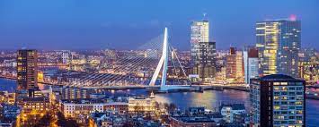 鹿特丹（荷蘭語： rotterdam ，荷兰语发音： ˌrɔtərˈdɑm （ 聆聽 ） ）是荷蘭 南荷蘭省的城市，是荷兰第二大城市，位于荷兰的南荷蘭省，新马斯河畔。 其名稱来自于在市中心注入新马斯河的小河 鹿特河 （ 荷兰语 ： rotte (rivier) ） 、以及荷蘭語的「壩」（dam）。. Hafenstadt Und Trendviertel Rotterdam Tipps Urlaubsguru