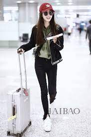 杨颖 angelababy 2018年10月21日上海机场街拍 身着迪奥 dior 短夹克 斜挎迪奥 dior saddle系列马鞍包 搭配frame撕边牛仔裤 阿迪达斯经典三叶草 adi model pakaian jalanan korea model pakaian pakaian bandara