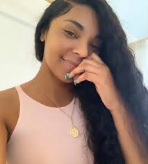 Ashanti showed off her bare face in a selfie