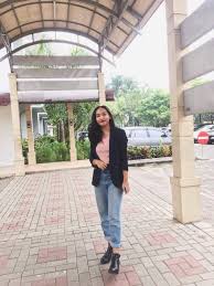 Jika anda tertarik untuk pergi ke kampus dengan busana hijab dan tengah mencari ide busana yang sesuai dengan penampilan anda bersama balutan hijab, salah satu ide outfit yang direkomendasikan untuk anda adalah memadukan antara kemeja dan celana kulot. Tips Mix Match Outfit Ke Kampus Ala Mahasiswa President University Kumparan Com