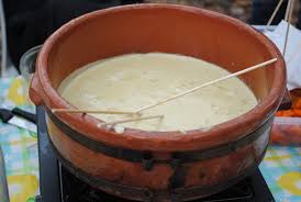 La bagna cauda è un piatto tradizionale piemontese, simbolo della cucina contadina di una volta. Bagna Cauda Wikipedia