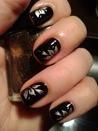 En 2018 la tendencia para uñas decoradas fue la sencillez, y quizá el estilo que más lo demostró fue la moda de una única raya negra en la manicura. Decoraciones De Unas Negras Con Dorado Colores Unas