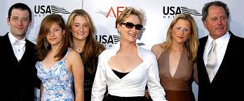 Foto meryl streep en familie kan worden gebruikt voor persoonlijke doeleinden in overeenstemming met de voorwaarden van de aangeschafte rechtenvrije licentie. Einblicke In Die Familie Von Meryl Streep 4 Kinder Und Ein Ehemann