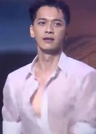 Nam chủ tịch ngân hàng gây sốt khi hát và nhảy Cô đơn trên sofa dưới mưa  không khác gì idol Hàn Quốc