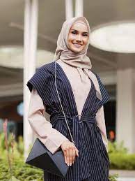 Ketika dikenakan, hijab ini dimasukkan ke dalam seragam sehingga terlihat rapi. Tips Pilih Busana Berhijab Untuk Interview Kerja Nggak Harus Mahal
