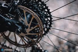 Verschicken sie ihr fahrrad per post oder kurier, wenn sie in den aktiven urlaub fahren oder verwenden sie klebeband, um die box abzudichten und die ecken und kanten zu verstärken. Mythos Bremsscheibengrosse Warum Wir Hinten Grossere Scheiben Als Vorne Fahren Sollten Enduro Mountainbike Magazine