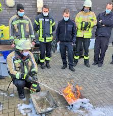 Als zentrale ausbildungsstätte für alle führungskräfte der feuerwehren des landes. Premiere Fur Feuerwehr Fuhrungskrafteausbildung Im Auftrag Des Landes