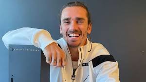 Se livrer à des expériences de spiritisme. Euro 2020 Antoine Griezmann Reconforte Par Sa Femme A Son Arrivee A Barcelone