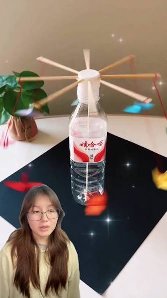 Carrusel casero. 🦋✨ Un poco de ingenio y una botella para crear este móvil mágico. ¡Es hipnótico verlo girar!, #manualidades #juguetes #reciclajecreativo | Imágenes del Universo | Facebook