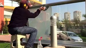 Camdaki su lekeleri nasıl çıkar ve cam sürahi nasıl temizlenir kapsamında tuz ile su bir kabın içinde karıştırılır. Kirecli Su Ile Bozuk Cam Temizligi Hard Water Cleaning Youtube
