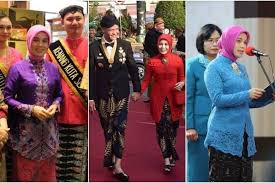 Ganjar tidak diundang dalam acara pengarahan kader pdip di semarang, jawa tengah Inspirasi Kebaya Atiqoh Istri Ganjar Pranowo Yang Menawan