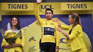 Tour de france tadej pogačar accélère et reprend anthony perez 1 min extrait tour de france ben o'connor distancé par le peloton à 30 kilomètres de l'arrivée 1 min extrait tour de france pogacar termine en 6e position et gagne du temps sur ses concurrents 3 min extrait tour de france tadej pogacar s'envole dans la montée de tignes 2 min extrait tour de france dylan teuns remporte la 8e. Tour De France Egan Bernal S Empare Du Maillot Jaune Aux Depens De Julian Alaphilippe Apres L Arret De La 19e Etape