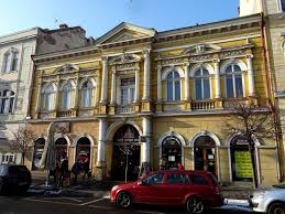 Piața trandafirilor, biserica reformată din strada voinicenilor, turnul prefecturii, rândul de jos: Sediul Breslei MÄƒcelarilor Wikipedia