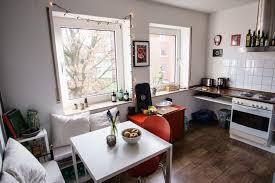 Schone Helle Kuche Mit Kuchentisch Sitzecke Und Roten Akzenten Wg Zimmer In Paderborn Wg Kuche Kitchen Wg Zimmer Haus Haus Deko