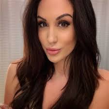 Leigh Lindsey's Instagram, Twitter & Facebook