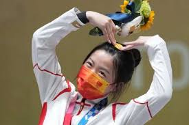 年幼的杨倩听进了父母的话，不要半途而废，是父母对童年杨倩的坚持。 度过最难的瓶颈期，杨倩的射击走上了正轨。终于，12 岁那年，她拿到了全国亚军。 第二次，杨倩母亲生病了。 孝顺的杨倩一心想要照顾母亲，再一次萌生了离开队伍、放弃学业的. Z Ibxnen0lfarm