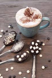 Hot Chocolate Spoons Melt Chocolate Chips In The Microwave Scoop Spoonfuls And Put On Parchment Paper Top With Treats Let Dry Mat Lacker Mat Mat Och Dryck