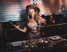 Russian mixer Hanna Shine enlivens the evening at Olterra