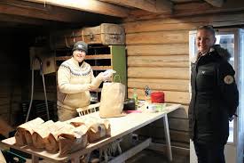 Med bare noen hundre hus, nærhet til både sjøen, skogen og åkre er det like fint her både vinter som sommer. Nordre Follo Lokal Mat Tone Reiser Fra Oslo For A Kjope Julemat Hos Hilde Og Kristin Og Hun Er Ikke Alene Det Er I Overkant Travelt Men Vi Skal Ikke Klage