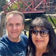 Pierce Brosnan과 그의 아내는 25주년을 축하합니다 ❤️