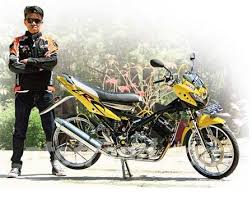 Beberapa tema modifikasi satria fu hitam standar yang sering digunakan adalah warna hitam original polos, metalik, doff, dan kombinsi warna gold, merah, biru, orange, stiker, pencampuran cat airbrush simple, minimalis, grafis, skull, doraemon, black dof, japstyle, orange, purple, retro, green dan banyak lagi warna motor satria f 150 yang bagus. Modifikasi Satria F 150 Kuning Aura Stainless Steel Dioardi Blog