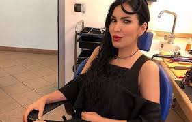 Fariba tehrani eliminata all'isola dei famosi 2021? Fariba Tehrani Dedica Dolorosa Su Instagram Devo Farmi Forza E Andare Avanti Urbanpost