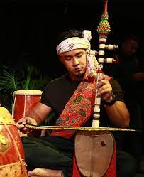 Alat musik ini dimainkan dengan cara dipetik bagian senarnya untuk menghasilkan bunyi kordofon. Cara Memainkan Alat Musik Rebab Sejarah Dan Filosofi