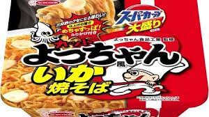 あの よっちゃんイカ がカップ焼そばに 酸っぱいふりかけ付き よっちゃん風いか焼そば えん食べ 食べ物のアイデア お菓子 食通