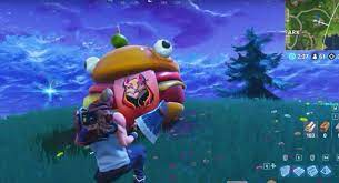 Dennis , a durr burger employee comes take shelter of homebase when the storm ravages the population. Fortnite Das Spricht Dafur Dass Die Map Einen Neuen Ort Erhalt Flames Per Second