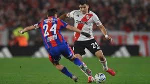 Jugadores...: los hinchas de River estallaron tras el segundo gol de San  Lorenzo