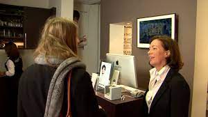 Maybe you would like to learn more about one of these? Dans Un Salon De Coiffure 01 La Qualite De L Accueil Conseils Et Bonnes Pratiques Sheq Youtube
