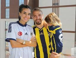 Araya giren hakim, bu velayet davası 70 milyonun velayet davası gibidir dedi. Caner Erkin Den Eski Esi Asena Atalay La Ilgili Cok Konusulacak Nafaka Aciklamasi Fiskos Haberleri