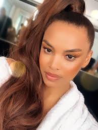 Lucy Ramos mostra visual com os cabelos lisos: "Não consigo me identificar" 