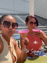 Summertime in The Chi! 🏙️ The rooftops, views, ambiance, architecture,  food, and did I mention the VIEWS! I highly recommend —10/10! 💋