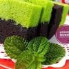 Dengan warna coklat yang pekat dan rasa manis bercampur sedikit rasa coklat membuat kue ini banyak disukai. 1