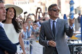 Am wochenende soll es schon mit abendessen und co. George Clooney Und Amal Alamuddin Nach Ihrer Standesamtlichen Hochzeit Am Montagnachmittag Die Fotorechte An Den Bildern Der Trauung Vom Samstag Sicherten Sich Die Magazine Hello Und People Stuttgarter Nachrichten
