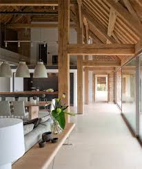 La Poutre En Bois Comment L Incorporer Dans L Interieur Archzine Fr Vie De Grange Maisons Contemporaines Maison Bois