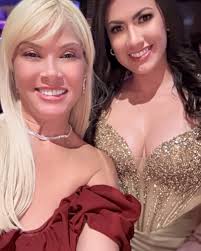 Rodeada de gente bonita, de la que suma, inspira y vibra bonito. Porque la  verdadera belleza siempre empieza en el corazón. Agradecida con Dios por  cada encuentro y cada sonrisa compartida. @johnrengifotv @