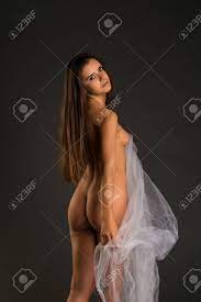 Hübsche Junge Rumänische Frau, Die Nackt Auf Grau Lizenzfreie Fotos, Bilder  Und Stock Fotografie. Image 32435822.