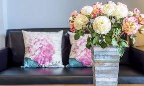Podemos mezclar plantas naturales con las plantas artificiales de seda para engañar a nuestros invitados. Decoracion Con Plantas Artificiales Hogarmania