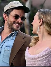 Scarlett Johansson and Jonathan Bailey at the 'Jurassic World Rebirth'  premiere : r/popculturechat