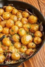Roasted Baby Potatoes In A Homemade Mushroom Sauce The Cookie Writer Karen Recettesdepoulet En 2020 Champignons Farcis Chili Con Carne Sauce Aux Champignons