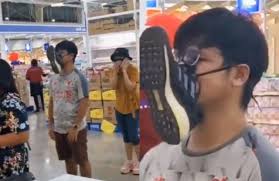 Jenama vincci ditubuhkan pada tahun 1986 bagi menceburi pasaran yang menarik minat wanita dengan menjual kasut, beg tangan, tali pinggang dan beberapa aksesori lain. Terlupa Bawa Topeng Muka Lelaki Ini Ikat Kasut Dekat Muka