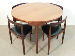 A Teak Table And Chair Set Designed By Hans Olsen Hans Olsen Frem Rojle Vinterior In 2020 Dining Table Danish Dining Table Dining Table Setting