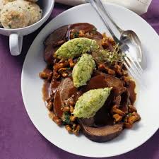 Rollbraten Vom Hirsch Mit Cassis Likor Und Schokolade Rezept Rollbraten Rezepte Lebensmittel Essen