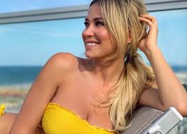 Diletta leotta, classe 1991, è di origine catanese.la sua carriera televisiva inizia nel 2010 ad appena 17 anni quando collabora come cronista sportiva in un programma trasmesso da una rete siciliana, antenna sicilia. Diletta Leotta Prima Del Successo Com Era Qualche Anno Fa