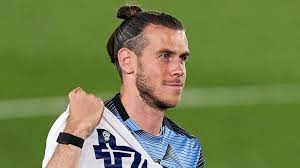 Spanish newspapers hit back at gareth bale labelling the real madrid striker 'disrespectful, misguided and ungrateful' after posing with controversial flag. Real Madrid Gareth Bale Auch Bei Der Meisterfeier Und Im Letzten Ligaspiel Nur Zaungast