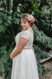 Bei uns findest du zahlreiche liebevoll gebrauchte brautkleider, die auf eine weitere zukünftige braut warten, die sie beglücken dürfen. Curvy Bride Boho Brautkleider Fur Grosse Grossen I Elementar Moderne Brautkleider In Grossen Grossen Fur Brautkleid Brautkleid Vintage Lassige Brautkleider