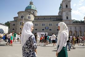 Juli 1995 wurden rund 8.000 bosniakische männer in der umgebung der stadt brutal ermordet. Menschsein Kunst Fur Den Frieden Claudia Henzler Fotografie Achtsamkeit